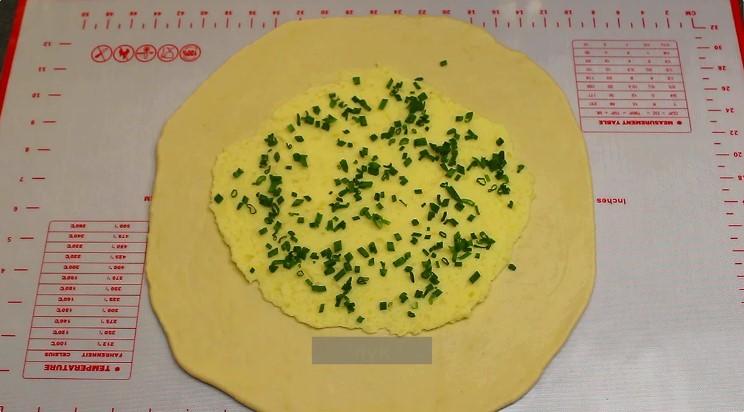 Простий пиріг на сковороді з картоплею та сиром