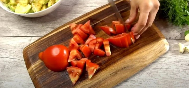 Маринований салат із кабачків із помідорами