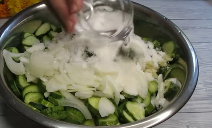 Без варіння та без стерилізації хрумкий та ароматний салат з огірків на зиму