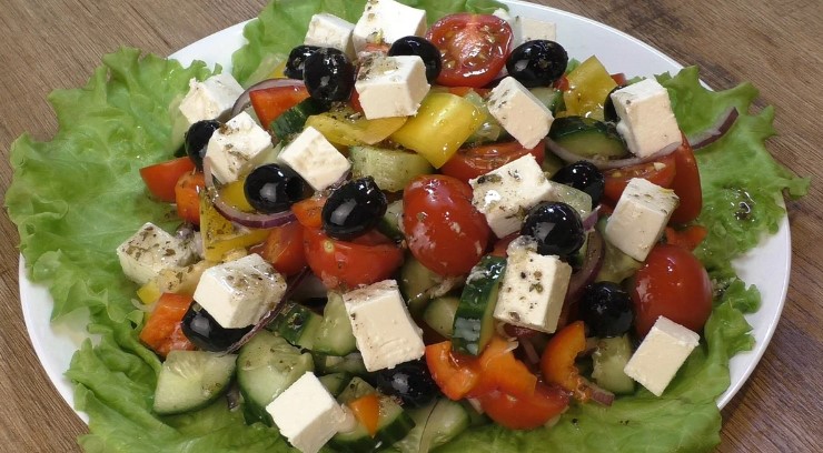 Смачніше за цей грецький салат я не їла: показую яку заправку для нього готую