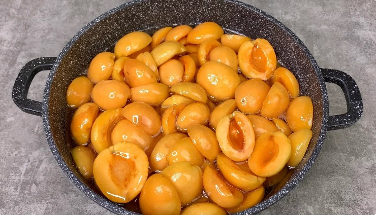 Готую "Янтарне" варення з абрикосів на зиму: яскраве, насичене та дуже смачне