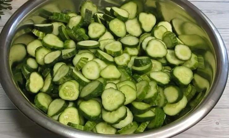 Без варіння та без стерилізації хрумкий та ароматний салат з огірків на зиму