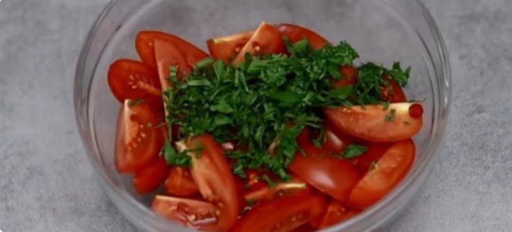 Ну яка смачна закуска виходить: помідори за літнім рецептом