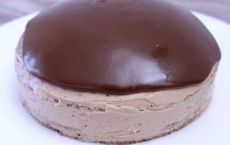 «Найсмачніший і найлінивіший шоколадний десерт»: торт Прага по-домашньому (рецепт за копійки)