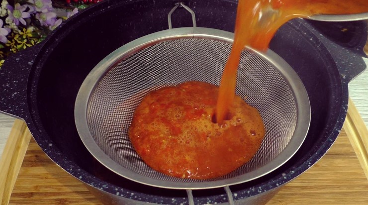 Болгарський перець в томатному соусі, заготівля на зиму, яку я готую майже останньою, а з'їдаємо першою