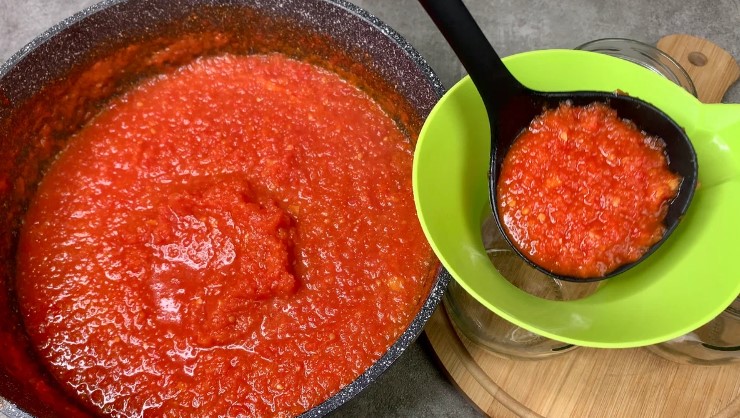 Чудовий соус на зиму з перцю та помідорів: готується просто, підходить до всього та зберігається без холодильника