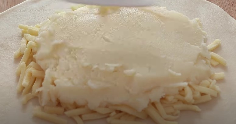 Коржик з картоплі та сиру: швидка випічка на сковороді