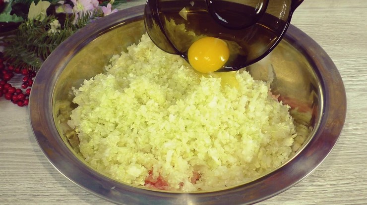 Беру 500 г фаршу, додаю капусту та яйце: показую, як готую смачні котлети