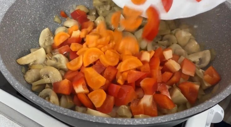 З'єднала обсмажену гречку, овочі і запекла: так просто, а як смачно вийшло