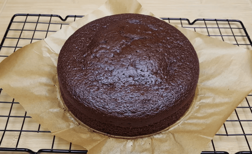 Домашній шоколадний торт з ніжним сметанним кремом: простий і бюджетний рецепт, готується без ваги, а виходить божественно смачним