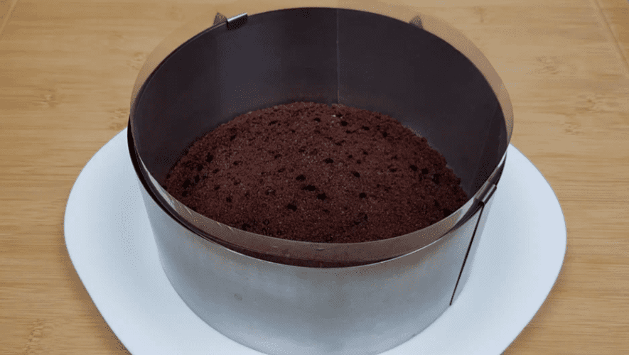 Домашній шоколадний торт з ніжним сметанним кремом: простий і бюджетний рецепт, готується без ваги, а виходить божественно смачним