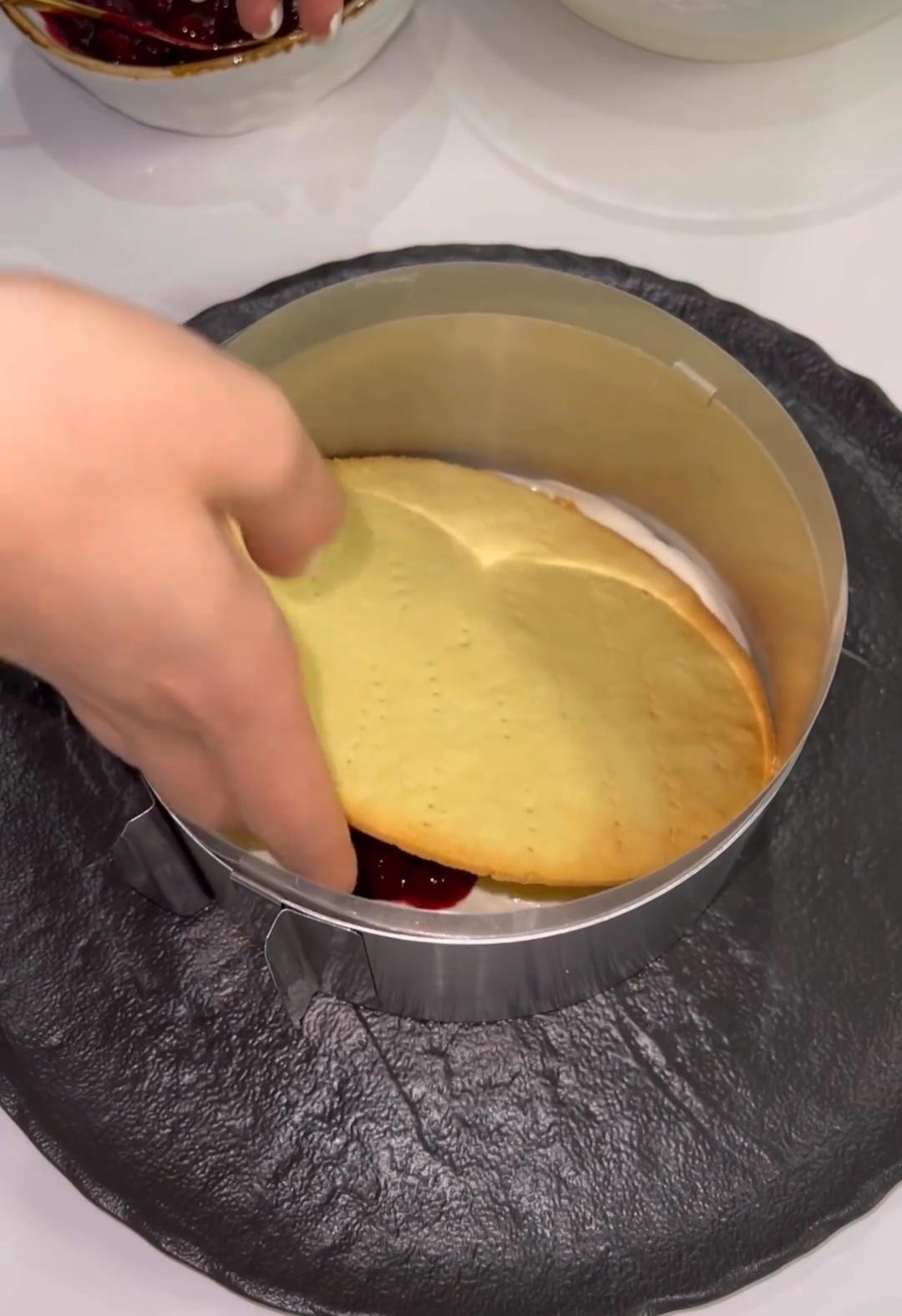 Домашній пісочний торт "Снігова королева" з вишнями і сметанним кремом: готуємо неймовірну смакоту, з доступних і простих інгредієнтів