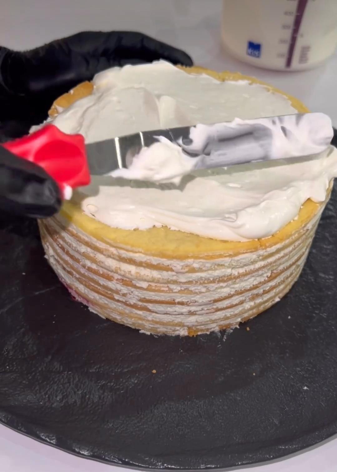Домашній пісочний торт "Снігова королева" з вишнями і сметанним кремом: готуємо неймовірну смакоту, з доступних і простих інгредієнтів