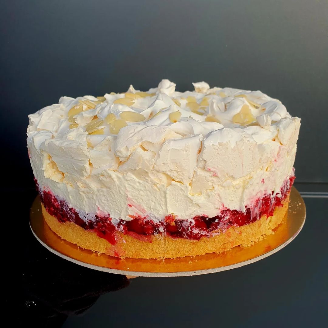 Торт "Малинова хмаринка" - ідеальне поєднання пісочного тіста з малиною в желе, великою кількістю крему та хрустким безе