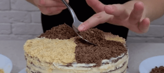 Домашній торт "Наполеон" по-новому, йому немає рівних: листкові тонкі коржі і ніжний заварний крем, що може бути смачніше