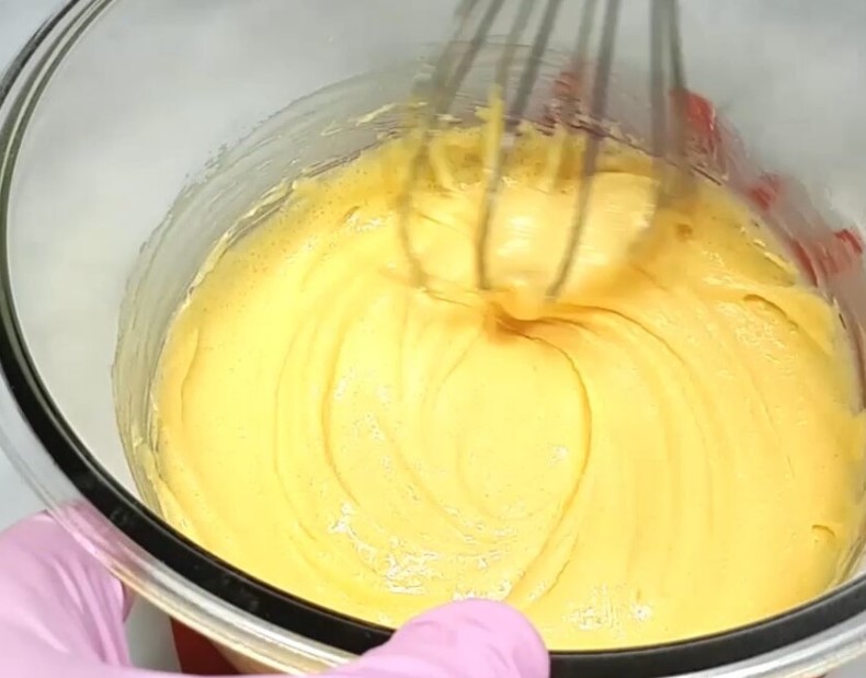 Класичний заварний крем Патісьєр. Широко використовується для приготування тортів та десертів