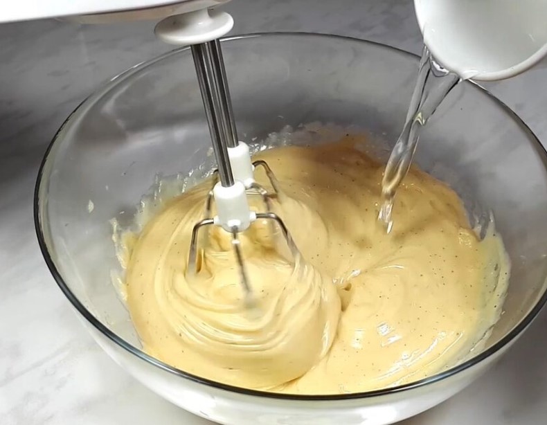 Класичний заварний крем Патісьєр. Широко використовується для приготування тортів та десертів